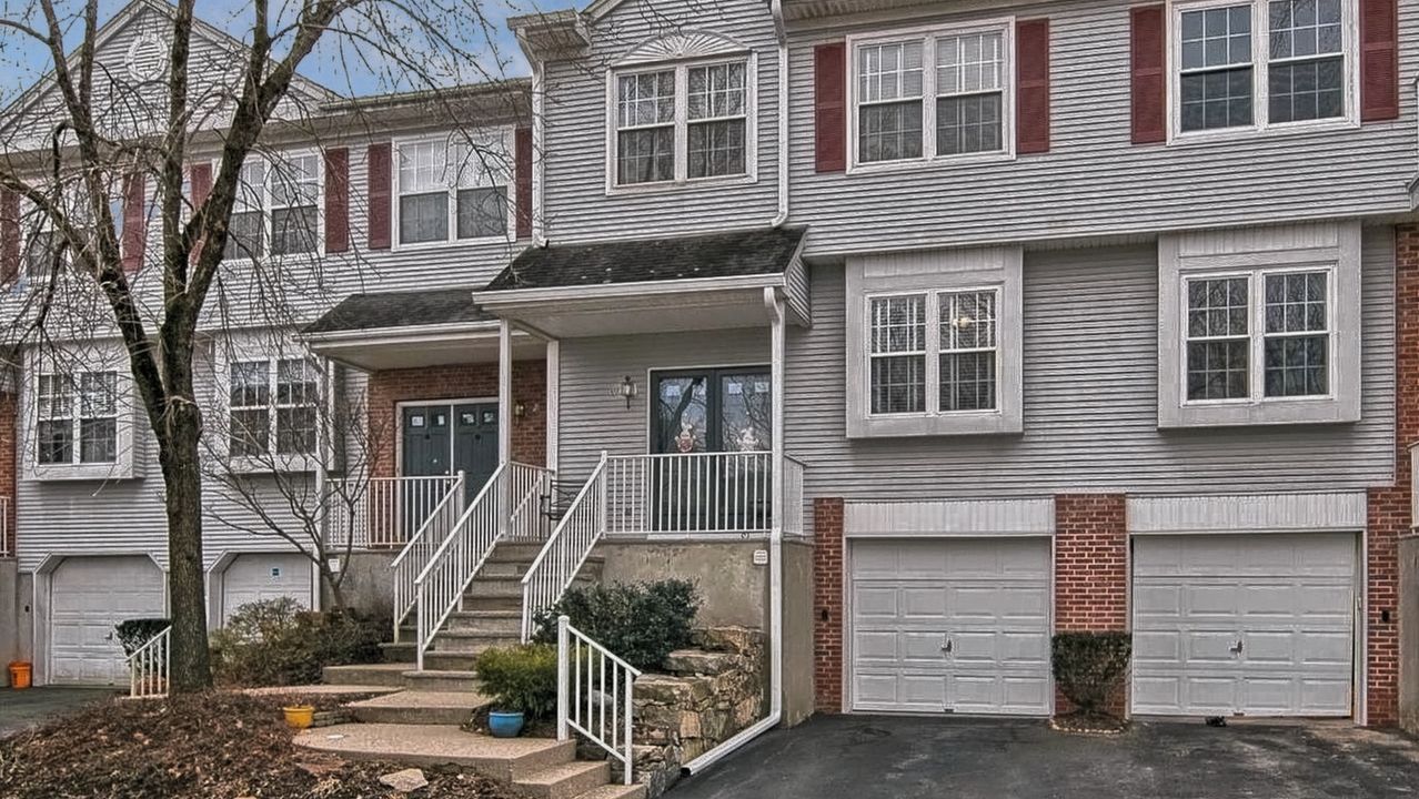 Beautiful townhouse for sale at 19 Birch Terrace, Mount Arlington, NJ