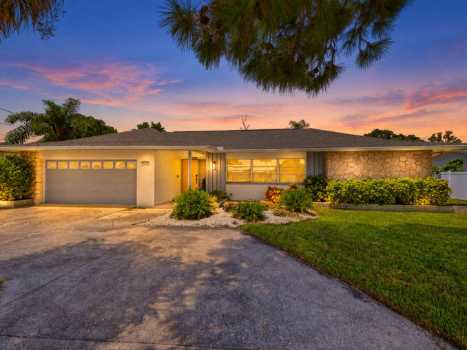 9542 Oakhurst Rd, Seminole, FL 33776